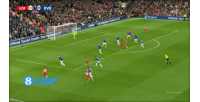 逃过一劫!范迪克解围失误,贝托单刀击中立柱