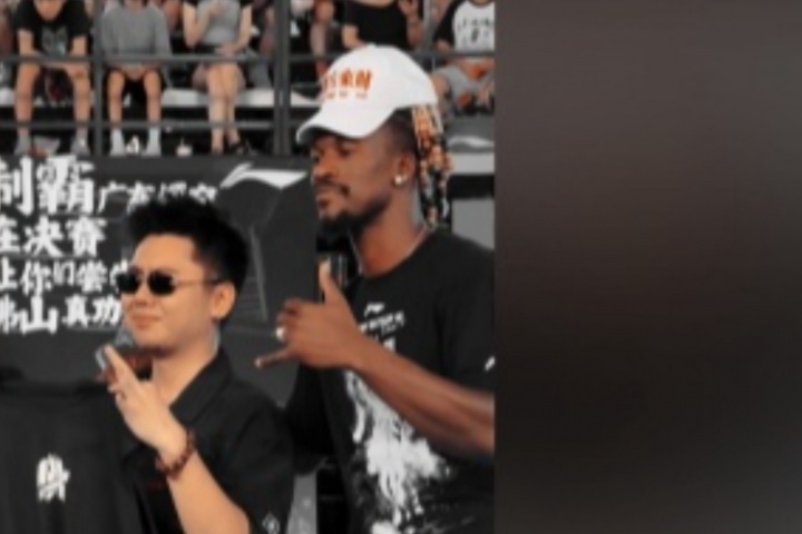 云开体育-现场观众好像听不懂…揽佬助阵巴特勒中国行 两人互称My man