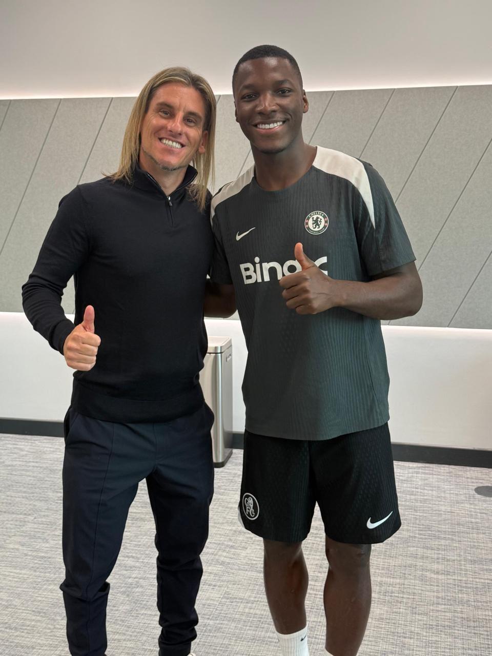 云开体育官网入口-厄瓜多尔主帅贝卡切切现场观战切尔西,并与凯塞多合影